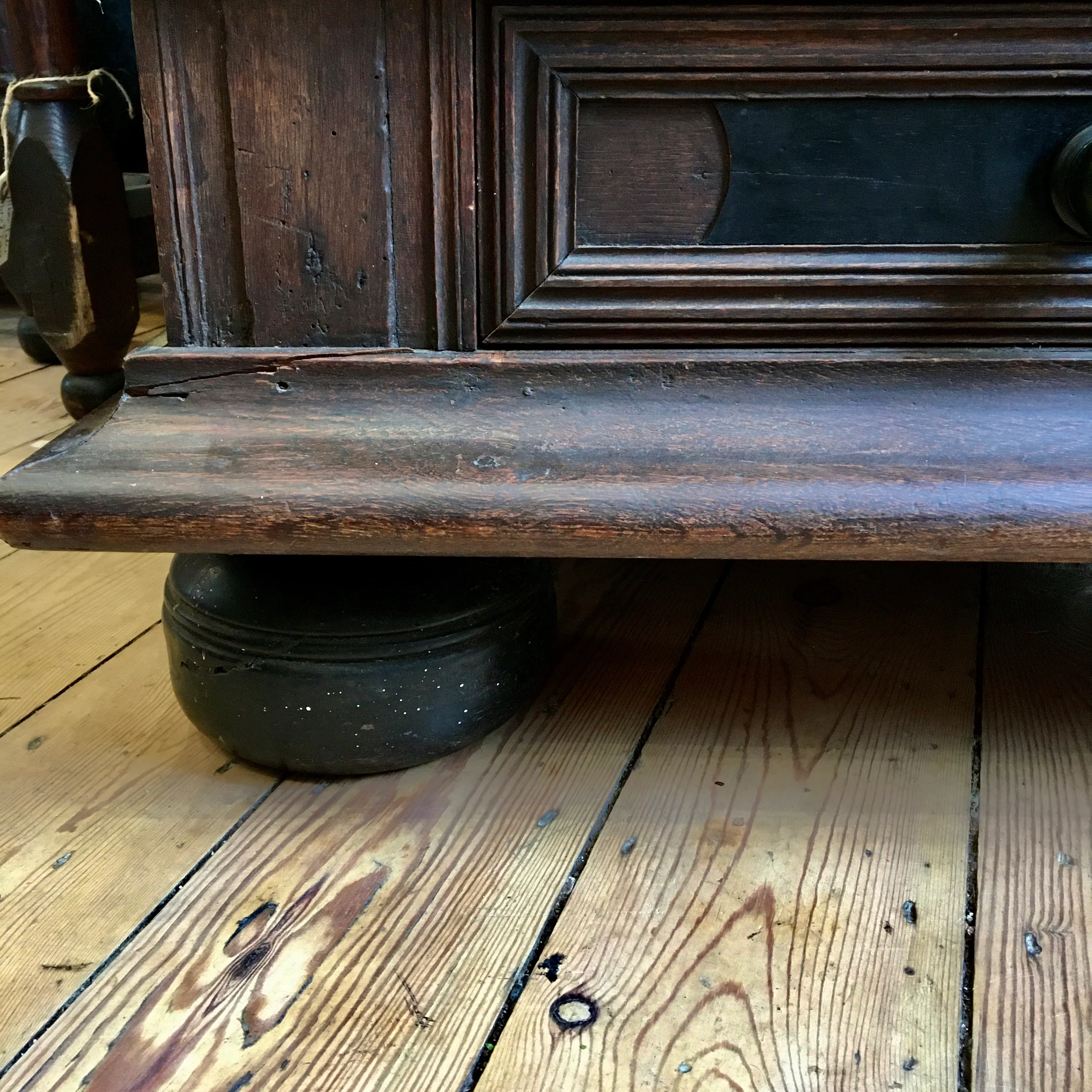 Flemish Oak Cupboard c.1650 - Image 9